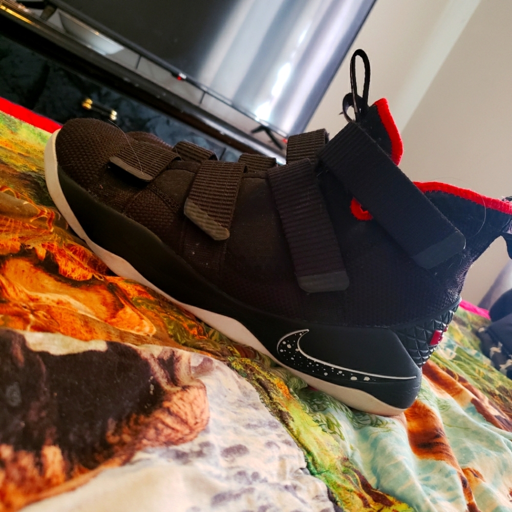 Nike lebron soldier 11